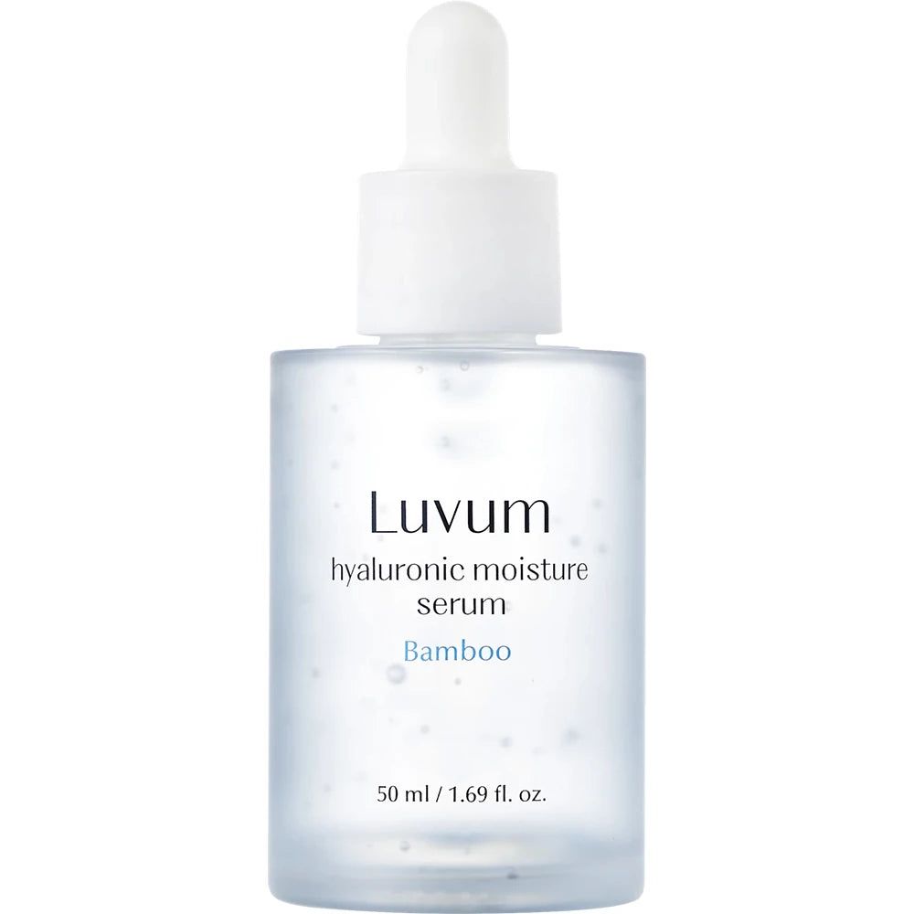 Glasflasche mit Pipette. Aufschrift: Luvum, Hyaluronsäure Feuchtigkeitsserum, Bambus. 50 ml / 1.69 fl. oz.