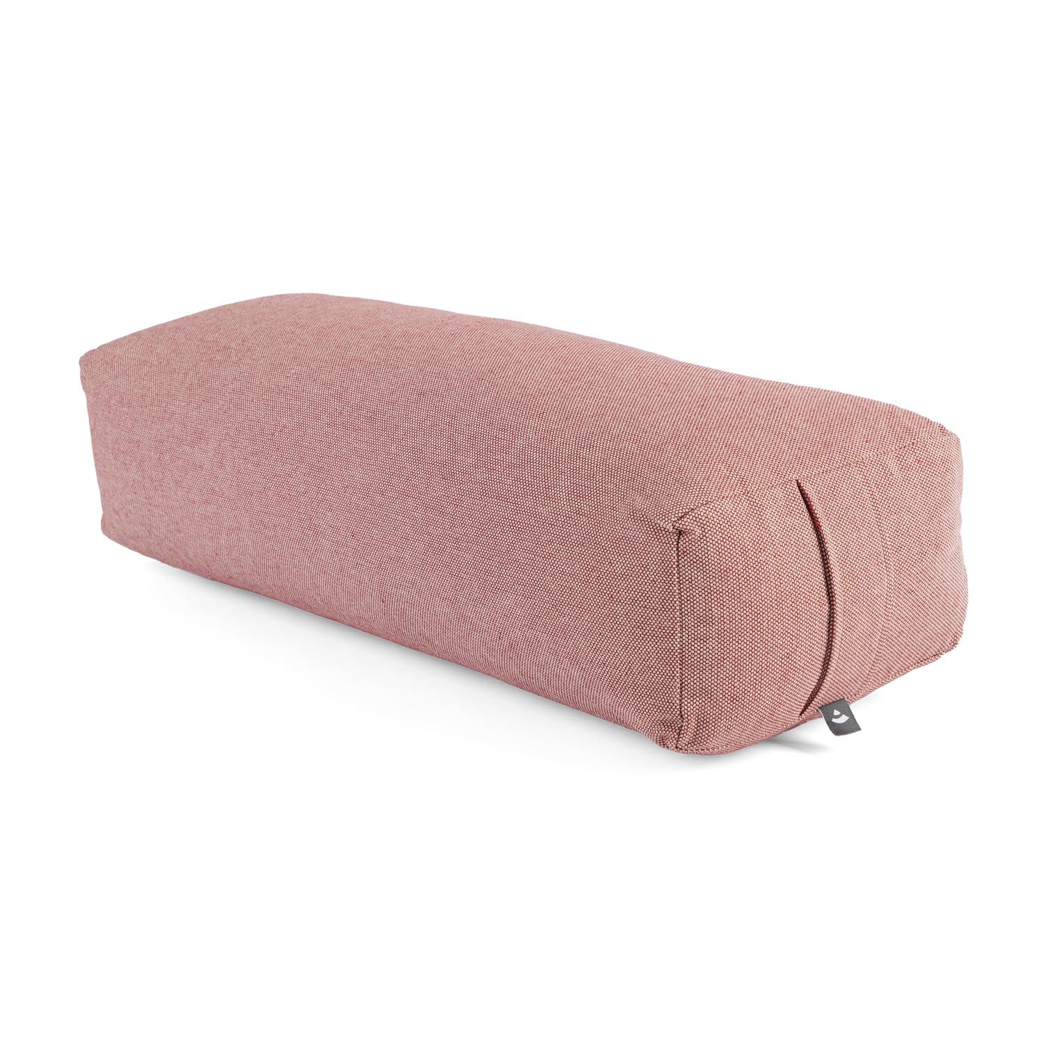 Ein rosafarbener Yoga-Bolster aus Stoff mit einer rechteckigen Form und Nähten an den Seiten.