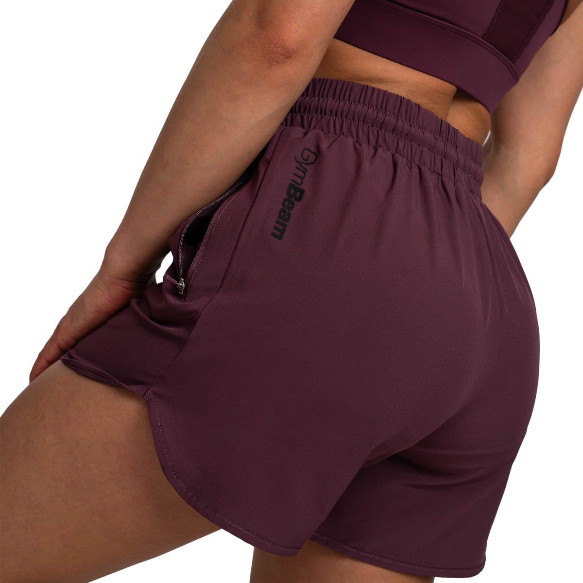 Rückansicht Damen Shorts in Aubergine mit seitlicher Logo-Prägung.