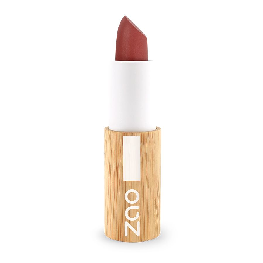 Lippenstift in Holz- und Weißverpackung. Der Lippenstift ist rotbraun. Auf der Verpackung steht "ZAO".