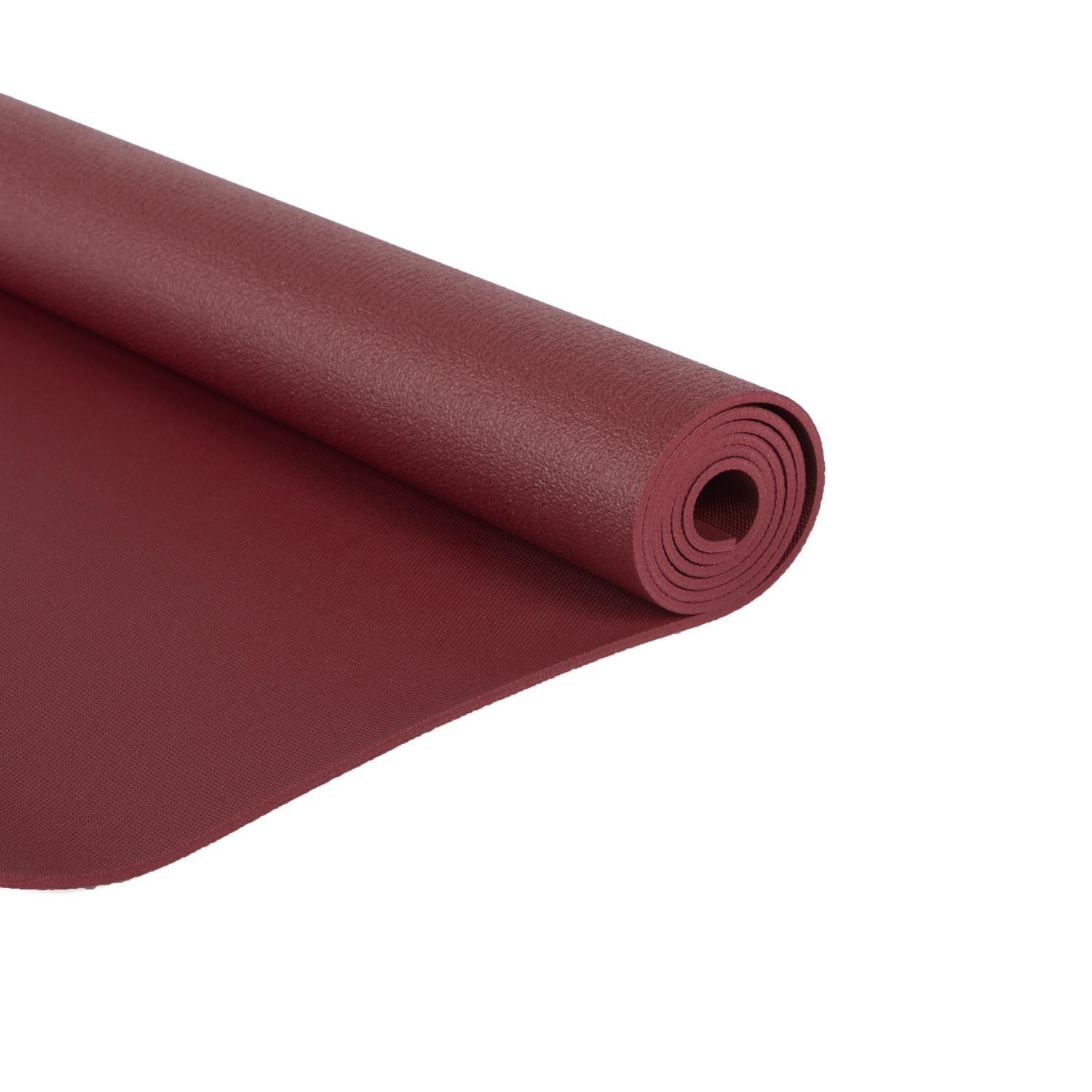 Bordeauxfarbene Yogamatte, aufgerollt. Detailansicht der gerollten Kante.