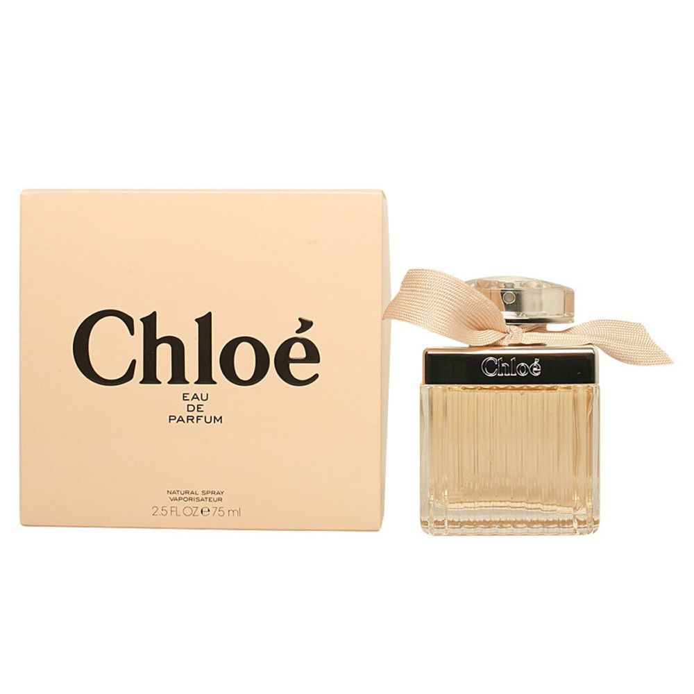 Beige Schachtel und Flakon. Auf der Schachtel steht "Chloé Eau de Parfum". Der Flakon hat eine Schleife.