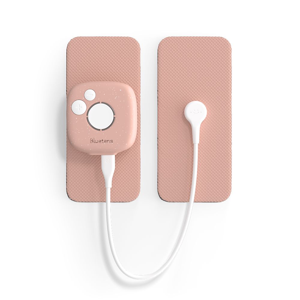 Rosa Pinktens Gerät verbunden mit zwei rechteckigen Elektrodenpads auf weißem Hintergrund.