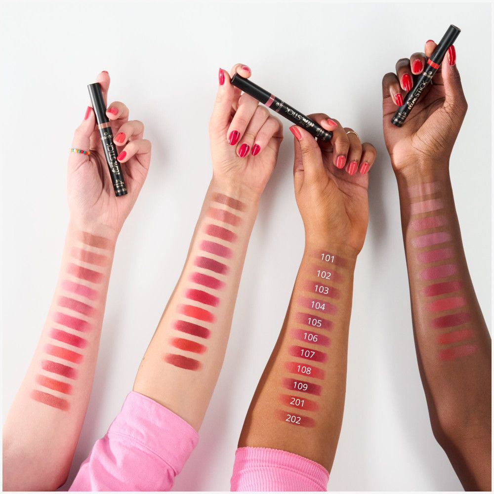Mehrere Arme mit Lippenstift-Swatches in verschiedenen Farben, Essence The Slim Stick.