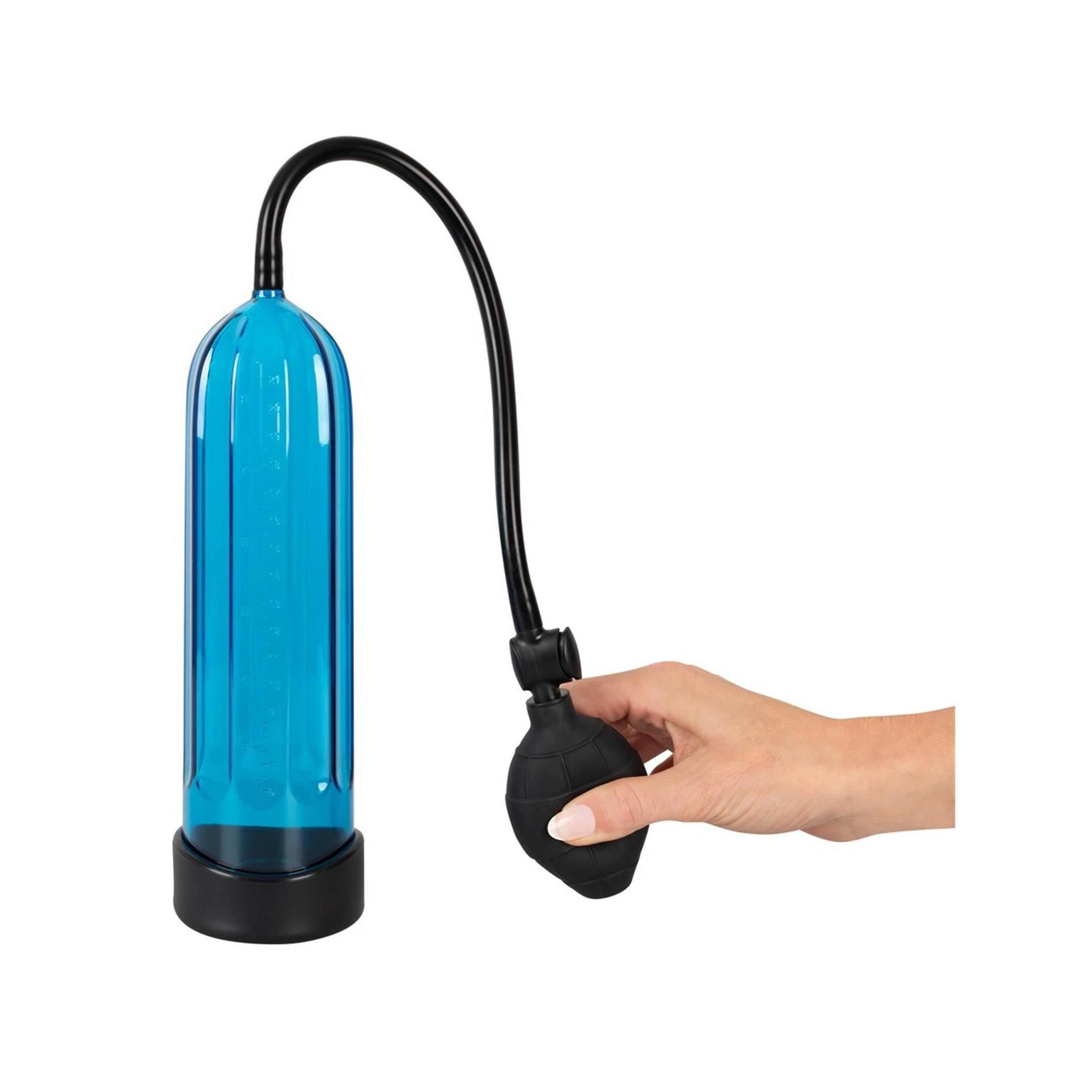 Blaue Penis-Pumpe mit schwarzem Balg und Schlauch, mit Skala.