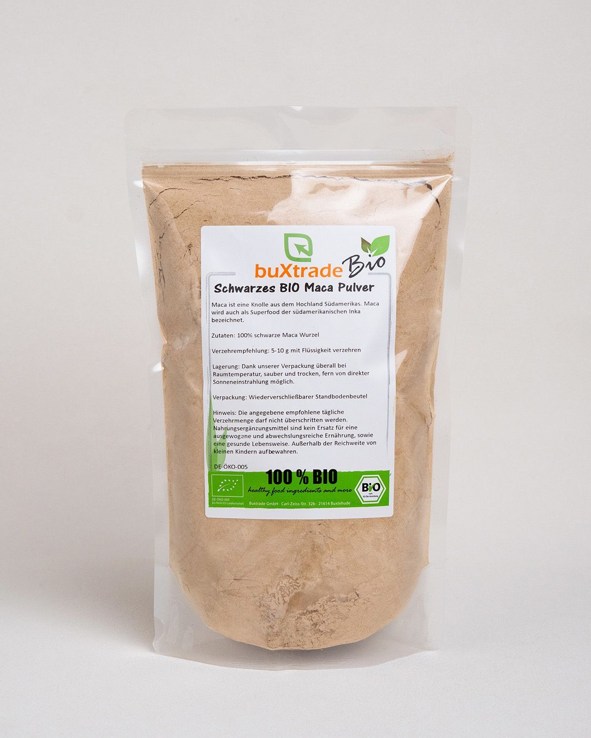 Transparenter Beutel mit buXtrade Bio Maca Pulver schwarz. Etikett mit Produktinformationen und Bio-Siegel.
