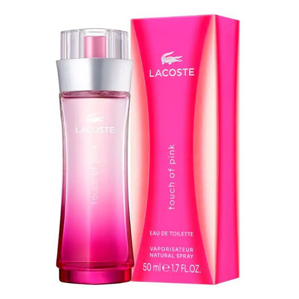 Lacoste Touch of Pink Eau de Toilette. Rosa Flakon mit silbernem Deckel. Rosa Verpackung mit Logo und Schriftzug.