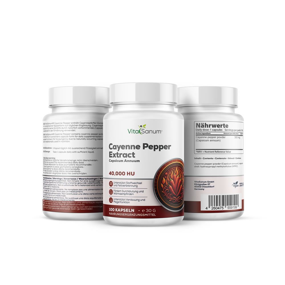 Drei weiße Flaschen mit Kapseln. Aufschrift: VitaSanum, Cayenne Pepper Extract, 40.000 HU. Abbildung roter Chili. 100 Kapseln. Rückseite mit Text.