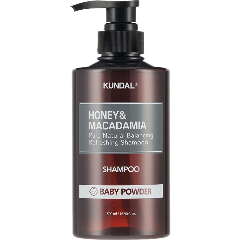Braune Shampoo-Flasche mit schwarzem Pumpkopf. Text: KUNDAL, HONEY & MACADAMIA, BABY POWDER, 500 ml.