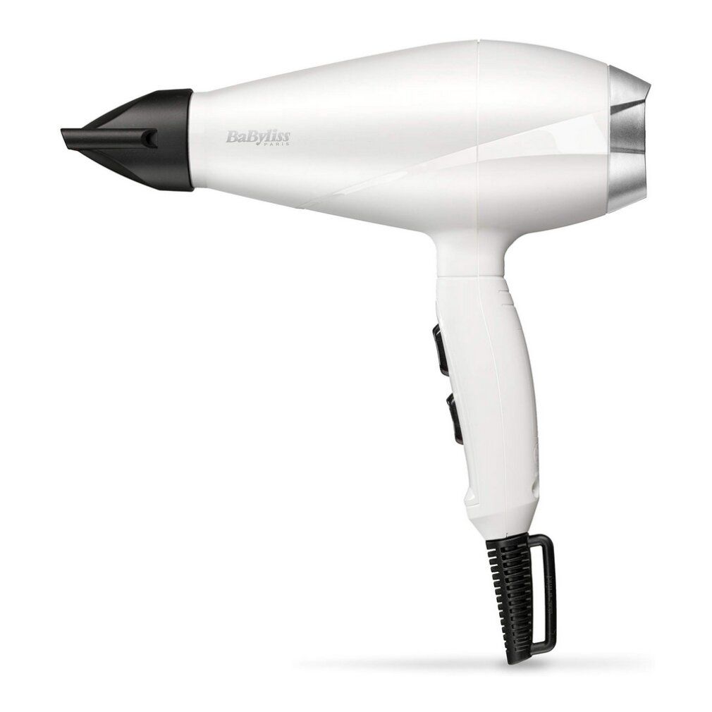 Weißer Haartrockner mit schwarzer Düse und Griff. Marke BaByliss. Zwei Schalter am Griff. Schwarzer Griff am Ende.