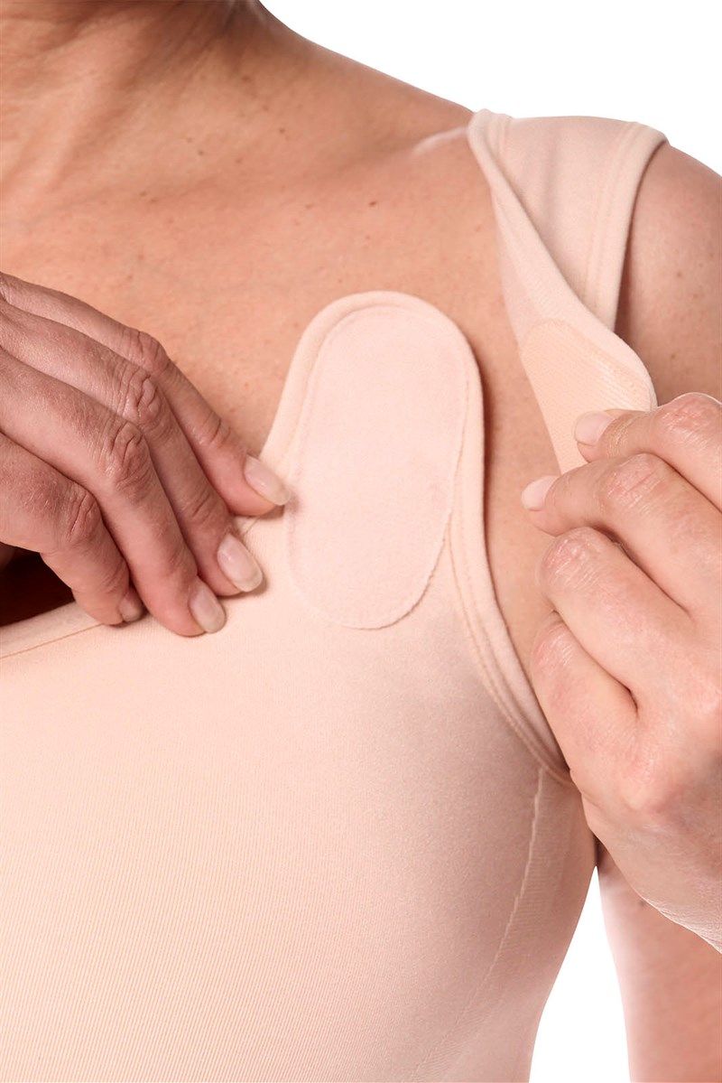 Beigefarbener BH mit Klettverschluss. Hände zeigen die Innenseite.