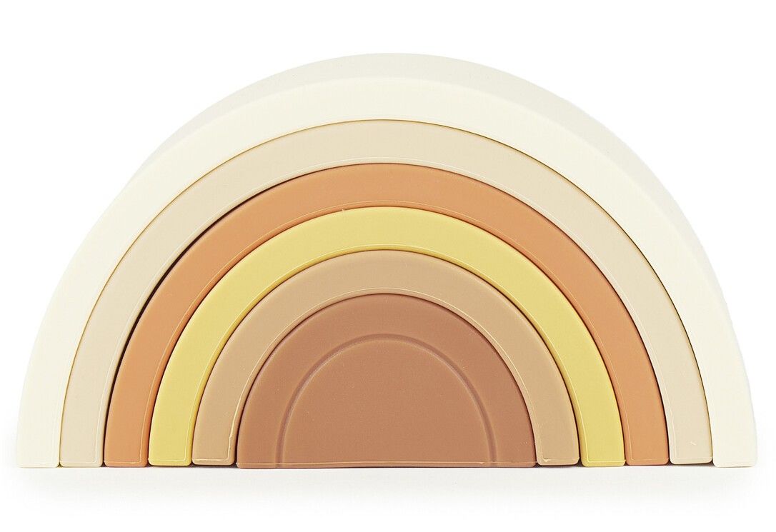 Mehrfarbiger Regenbogen aus Holz. Besteht aus sechs Bögen in verschiedenen Erdtönen. Die Bögen sind ineinander gestapelt.