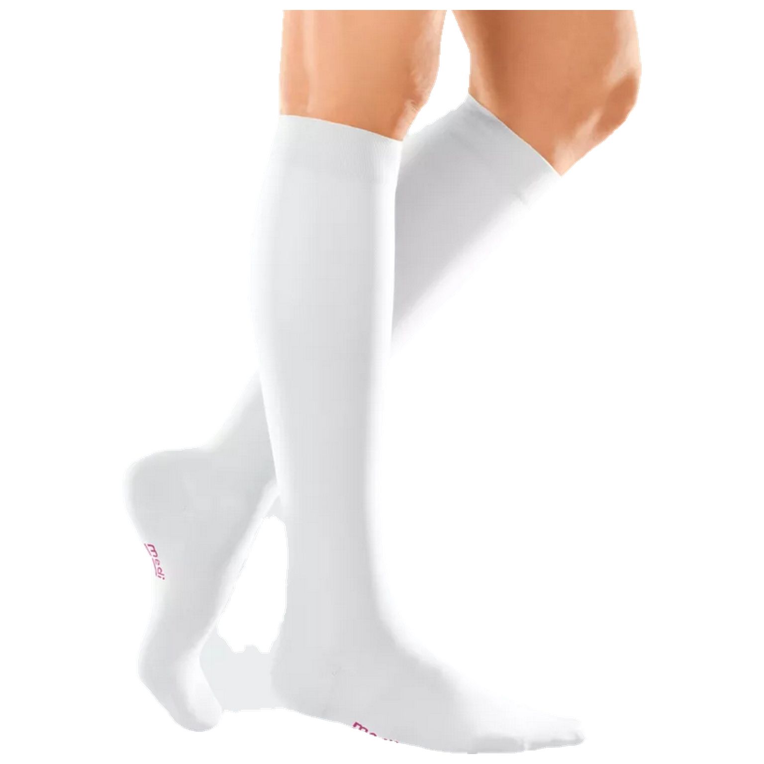 Weiße Kompressions-Kniestrümpfe. Beide Beine sind abgebildet, mit dem Fuß auf dem Boden. Das medi-Logo ist sichtbar.