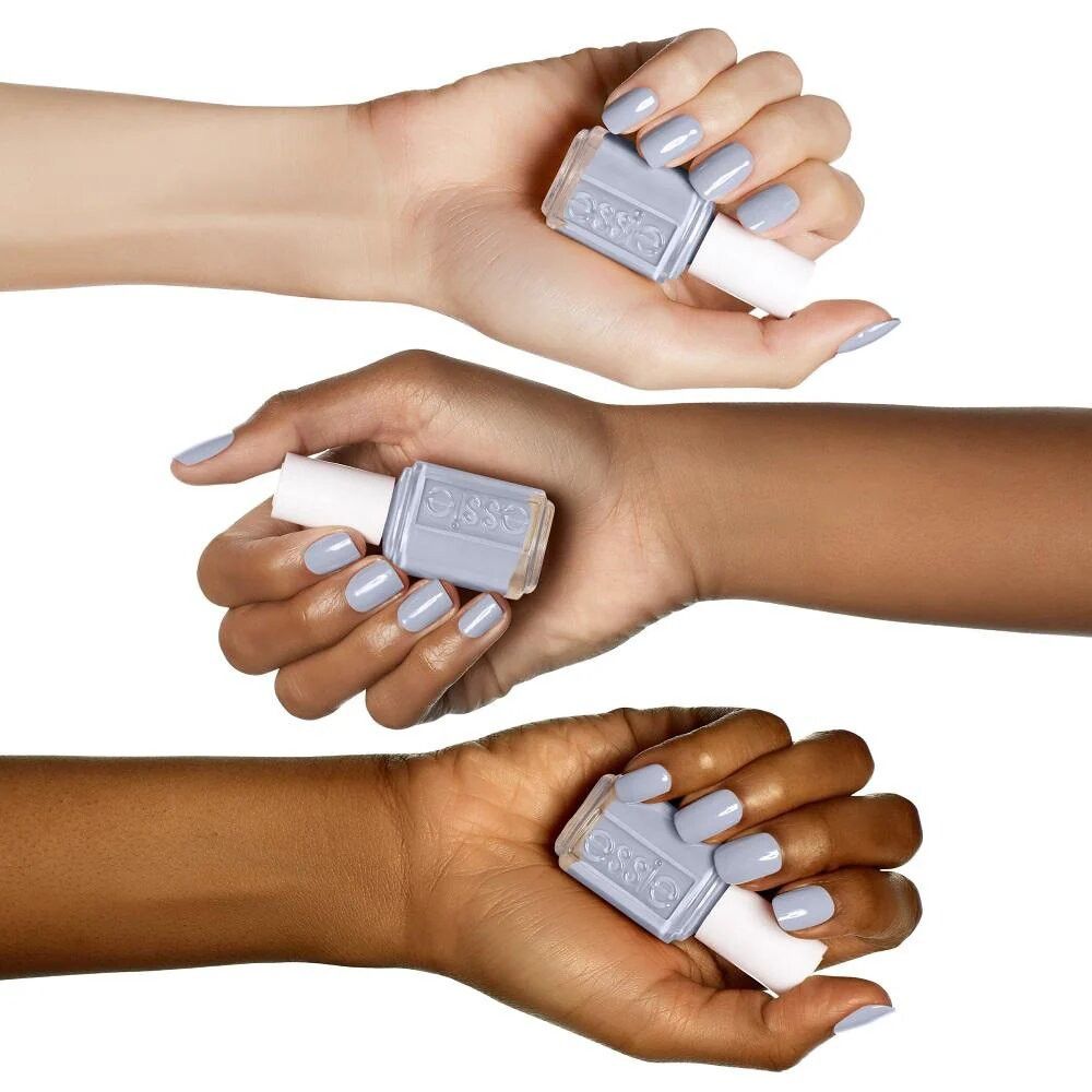Drei Hände mit Essie Nagellack in hellem Lavendelton.