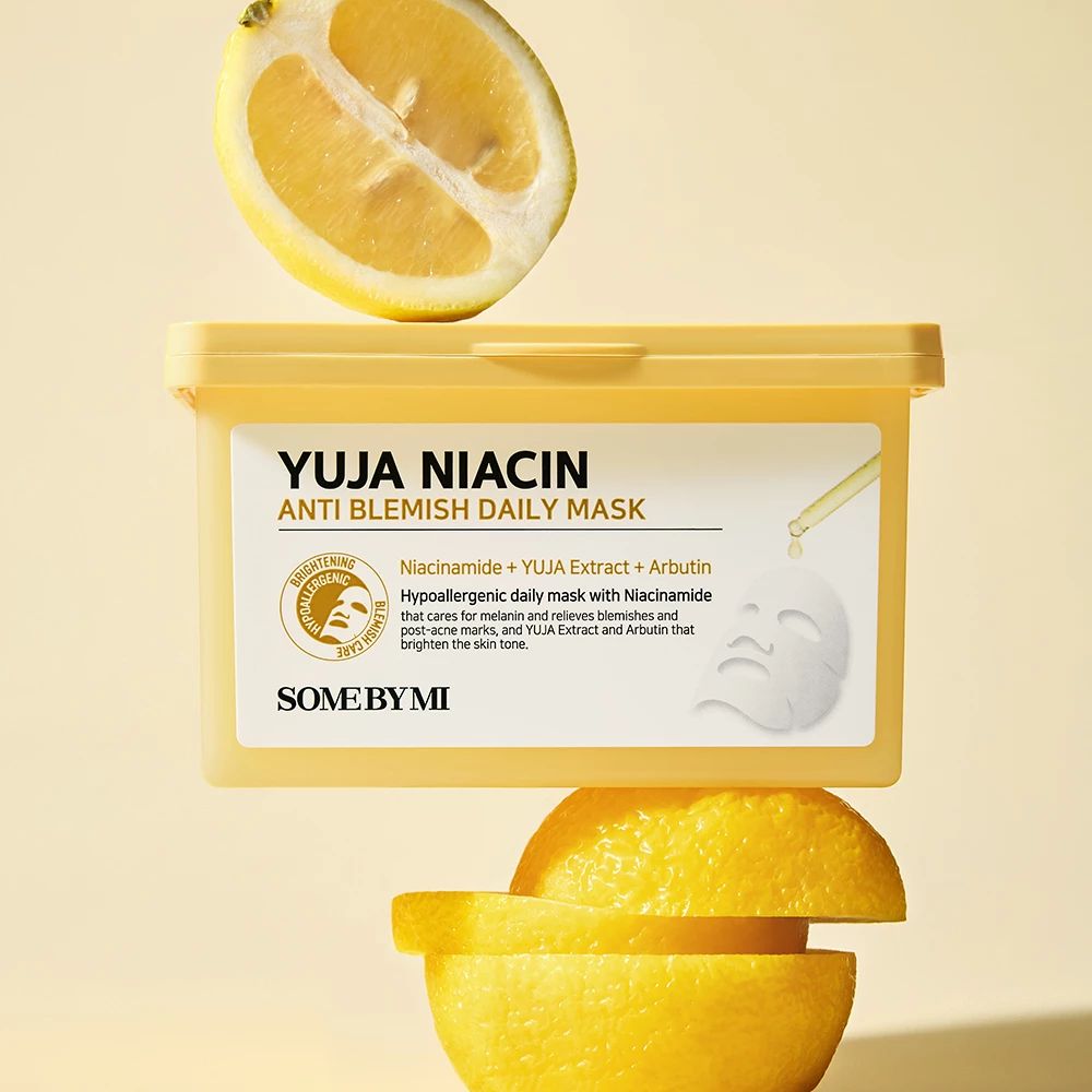 Gelbe Maskenpackung mit Zitronen. Aufschrift: Yuja Niacin Anti Blemish Daily Mask. Zitronenscheiben.