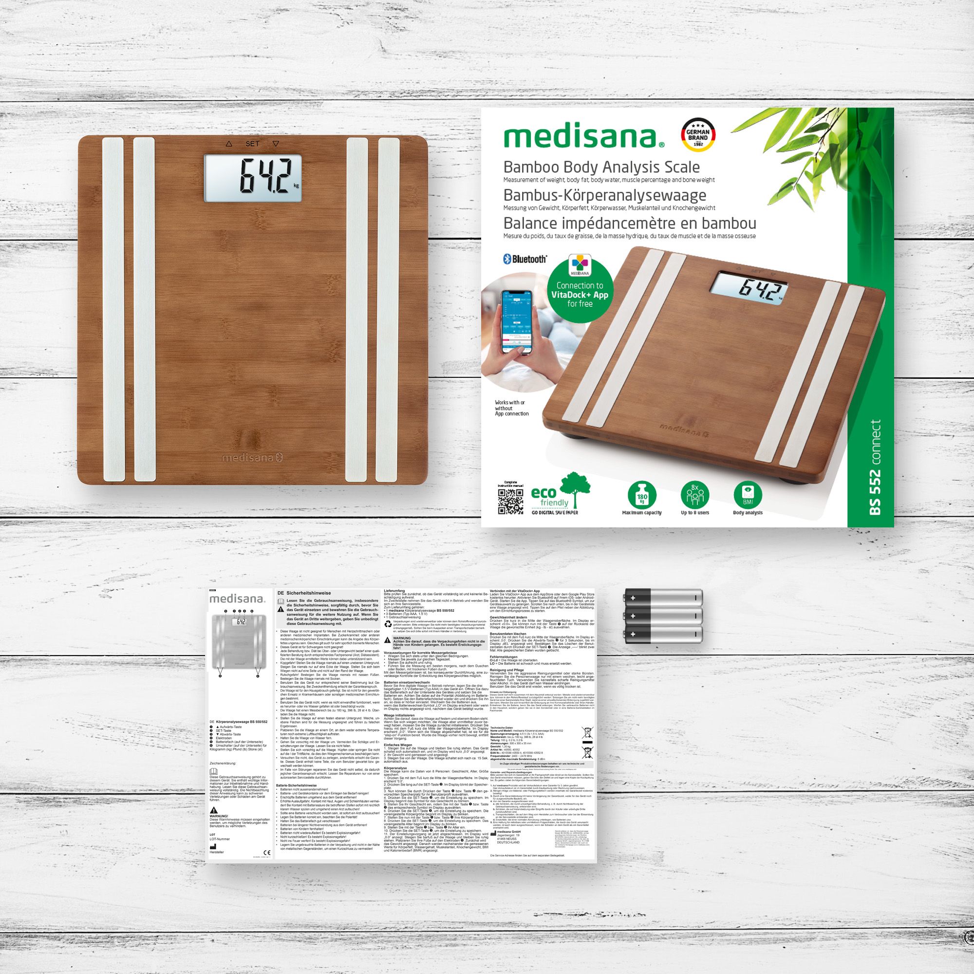 Verpackung einer Bambus Körperanalysewaage mit Waage, App-Anzeige und Anleitung.