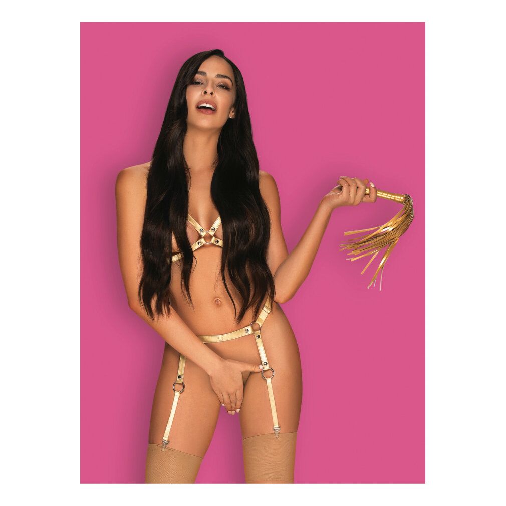 Frau in goldfarbener Dessous mit goldener Peitsche. Pinker Hintergrund.