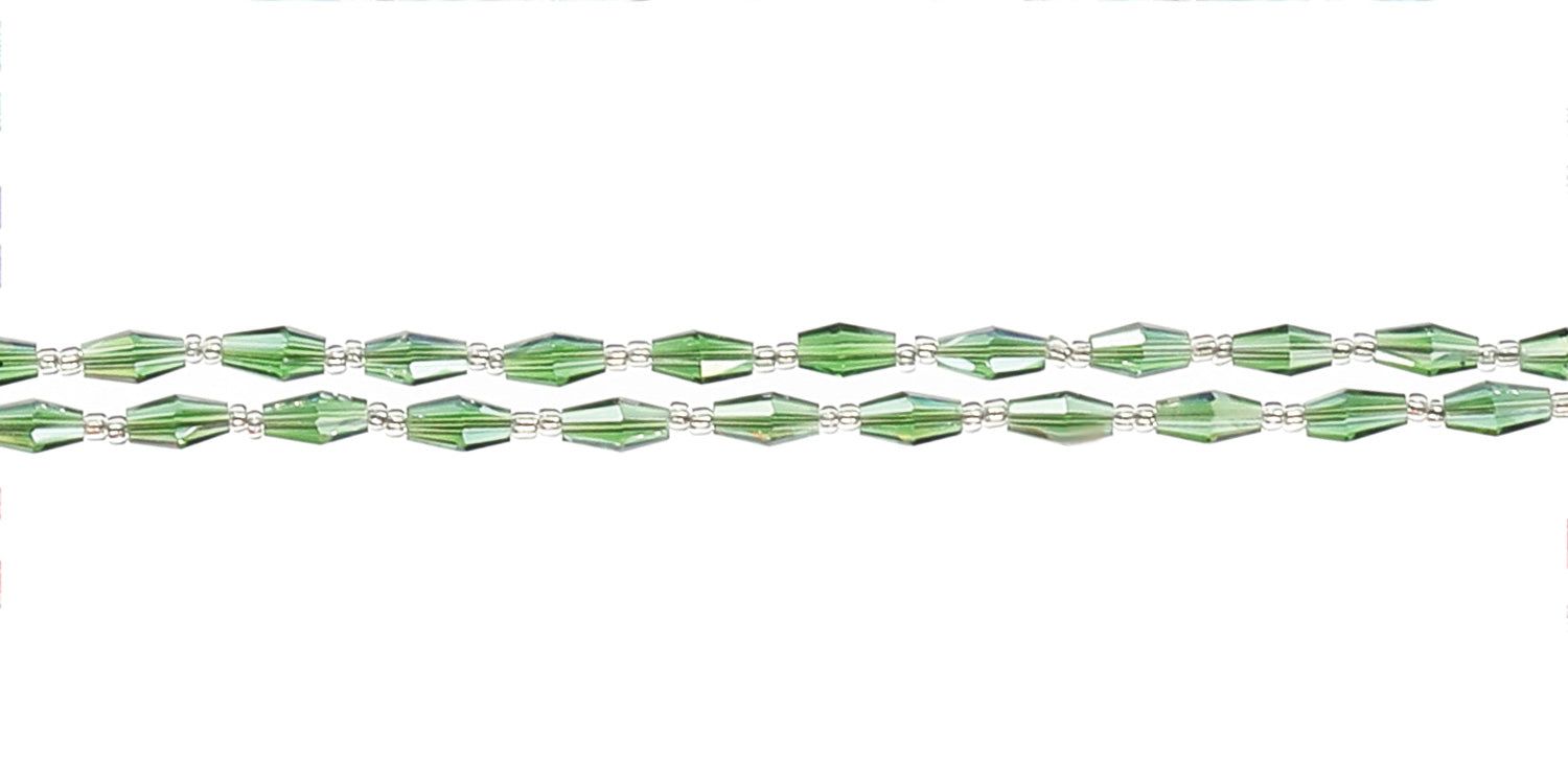 Nahaufnahme einer grünen Brillenkette. Ovale Perlen, silberfarbene Verbindungen. Zwei parallele Reihen.