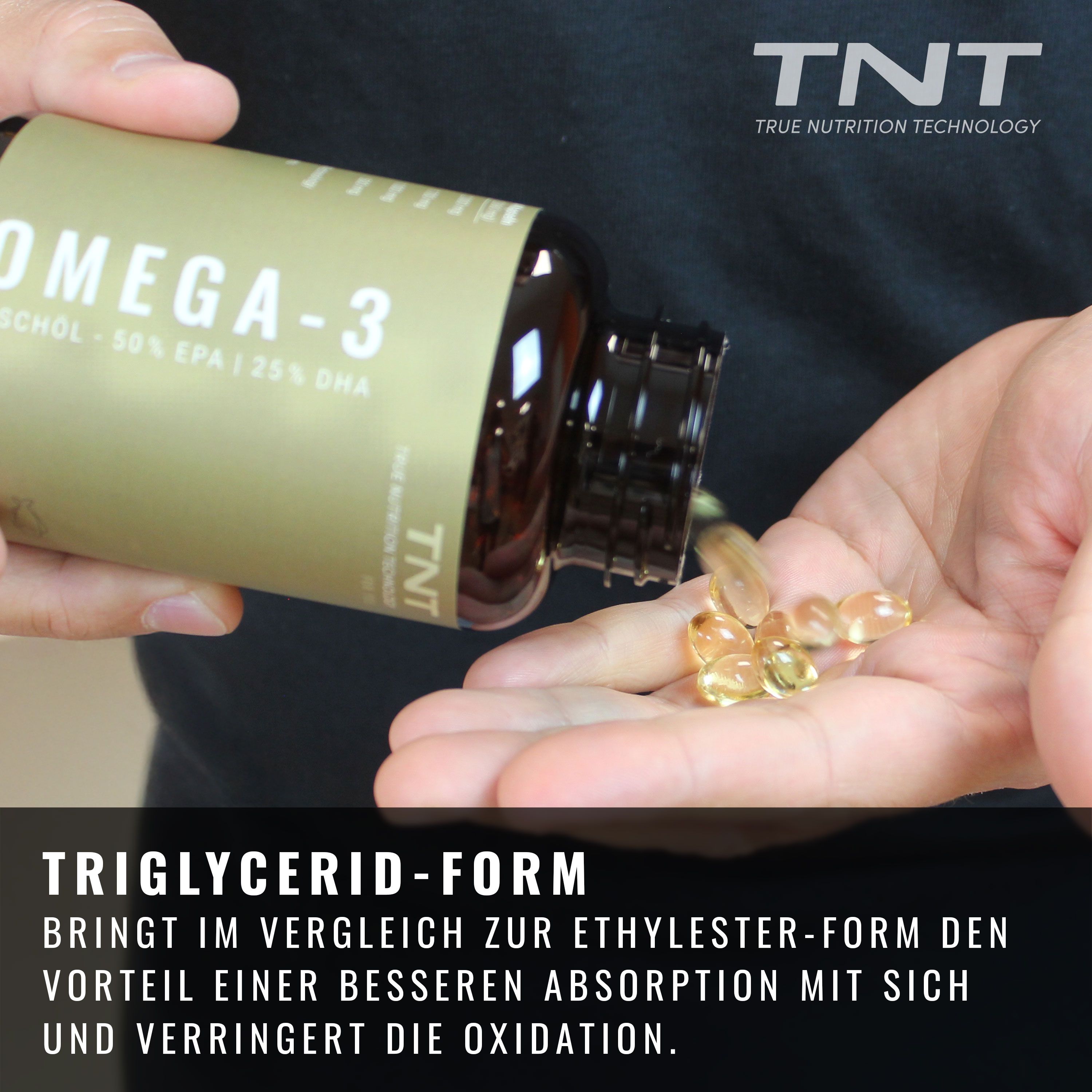 Hand hält Flasche und gießt Kapseln in die Handfläche. Text: Triglycerid-Form. Bessere Absorption und geringere Oxidation.
