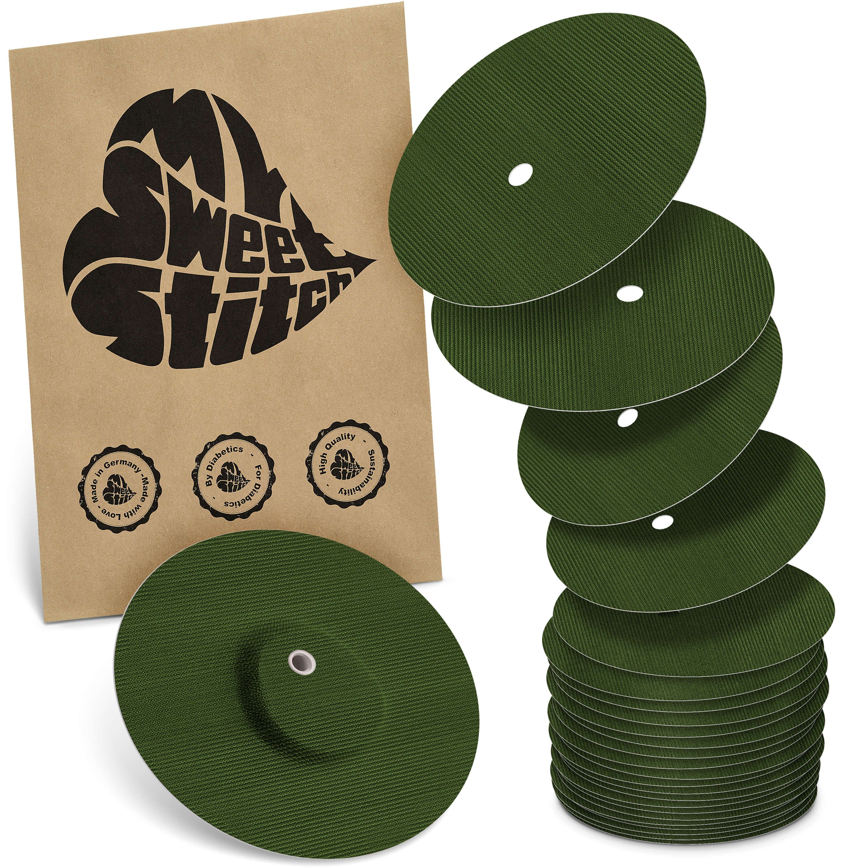 Grüne, runde Pflaster mit Loch, gestapelt und in einer braunen Verpackung. Aufdruck: MySweetStitch.