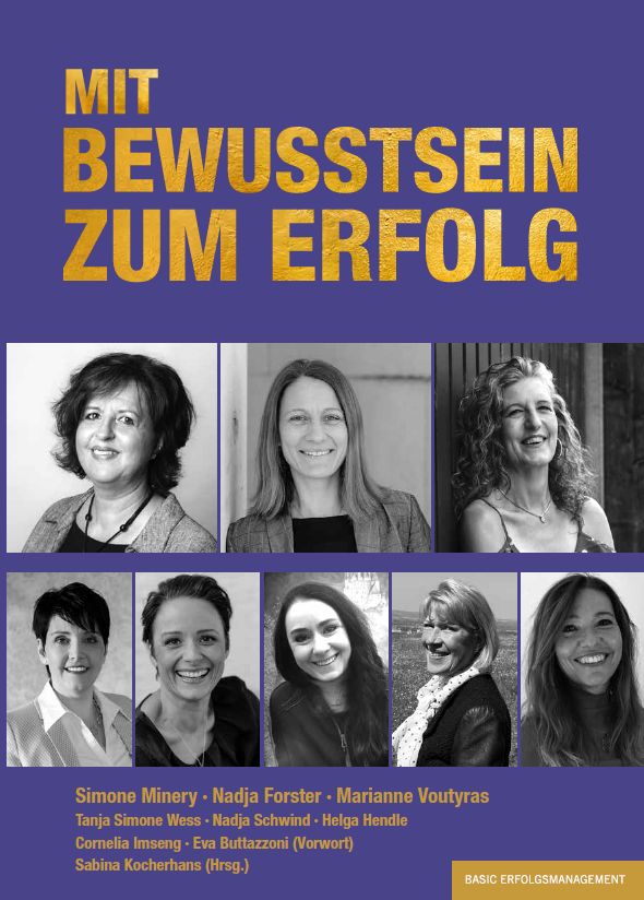 Buchcover mit Titel "MIT BEWUSSTSEIN ZUM ERFOLG". Oben Text in Gold. Darunter Fotos von Frauen. Autorennamen unten.