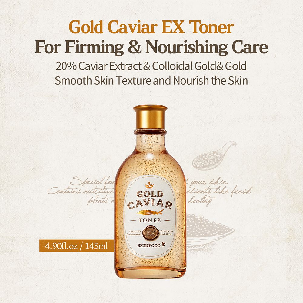 Gold Caviar EX Toner Flasche. Goldfarbene Flüssigkeit mit goldenen Partikeln. Text: Gold Caviar EX Toner, 4.90 fl.oz / 145ml, SKINFOOD. Auf hellem Hintergrund.