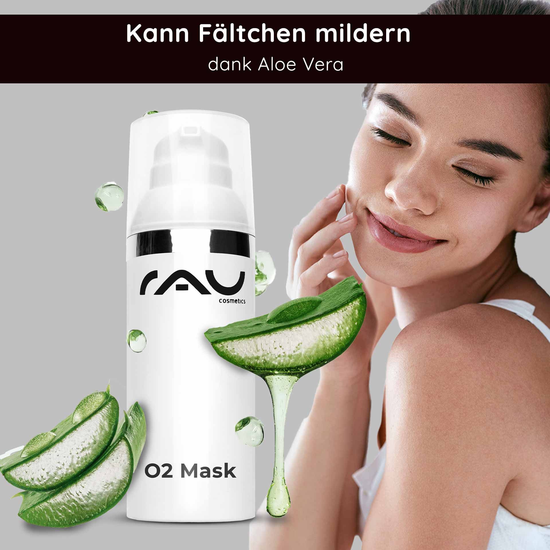 Frau berührt Gesicht neben Flasche. Text: Kann Fältchen mildern dank Aloe Vera. Aloe Vera-Stücke und Tropfen.