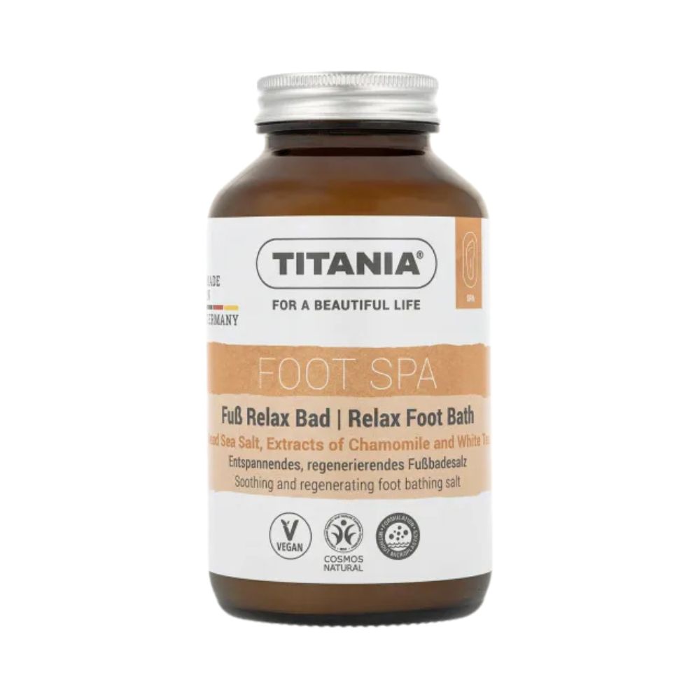 Braune Glasflasche mit silbernem Deckel. Etikett mit "TITANIA", "FOOT SPA" und Produktinformationen. Vegan- und Naturkosmetik-Siegel.