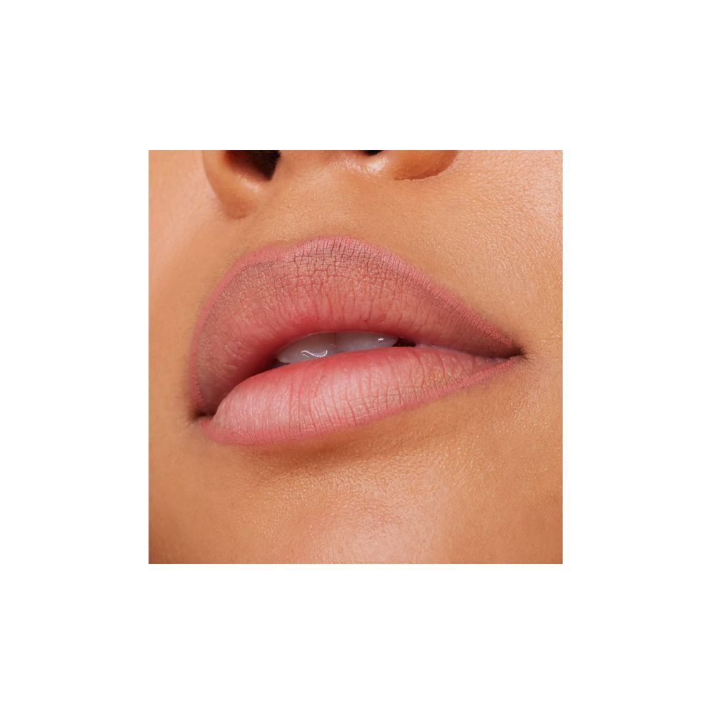 Nahaufnahme von Lippen. Lippenstift in Nude-Farbe aufgetragen. Hautton sichtbar.