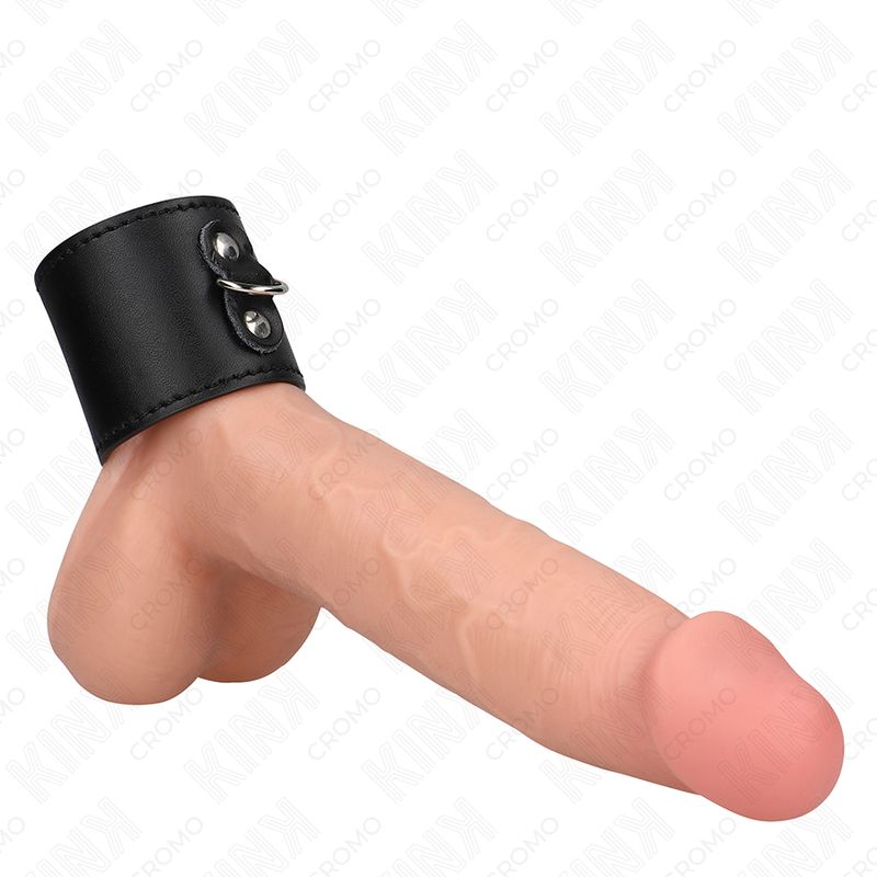 Penisring aus Leder mit Druckverschluss. Schwarzes Leder, silberfarbener Ring und Verschluss. Auf einem realistischen Dildo platziert.