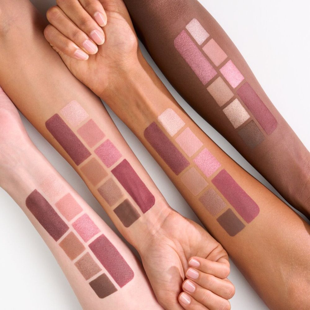 Arme mit aufgetragenen Lidschatten-Farben. Verschiedene Hauttöne. Mehrere Farbtöne in quadratischen Mustern.