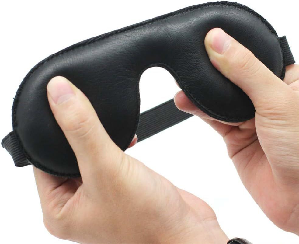 Schwarze Leder-Augenmaske mit elastischem Band.