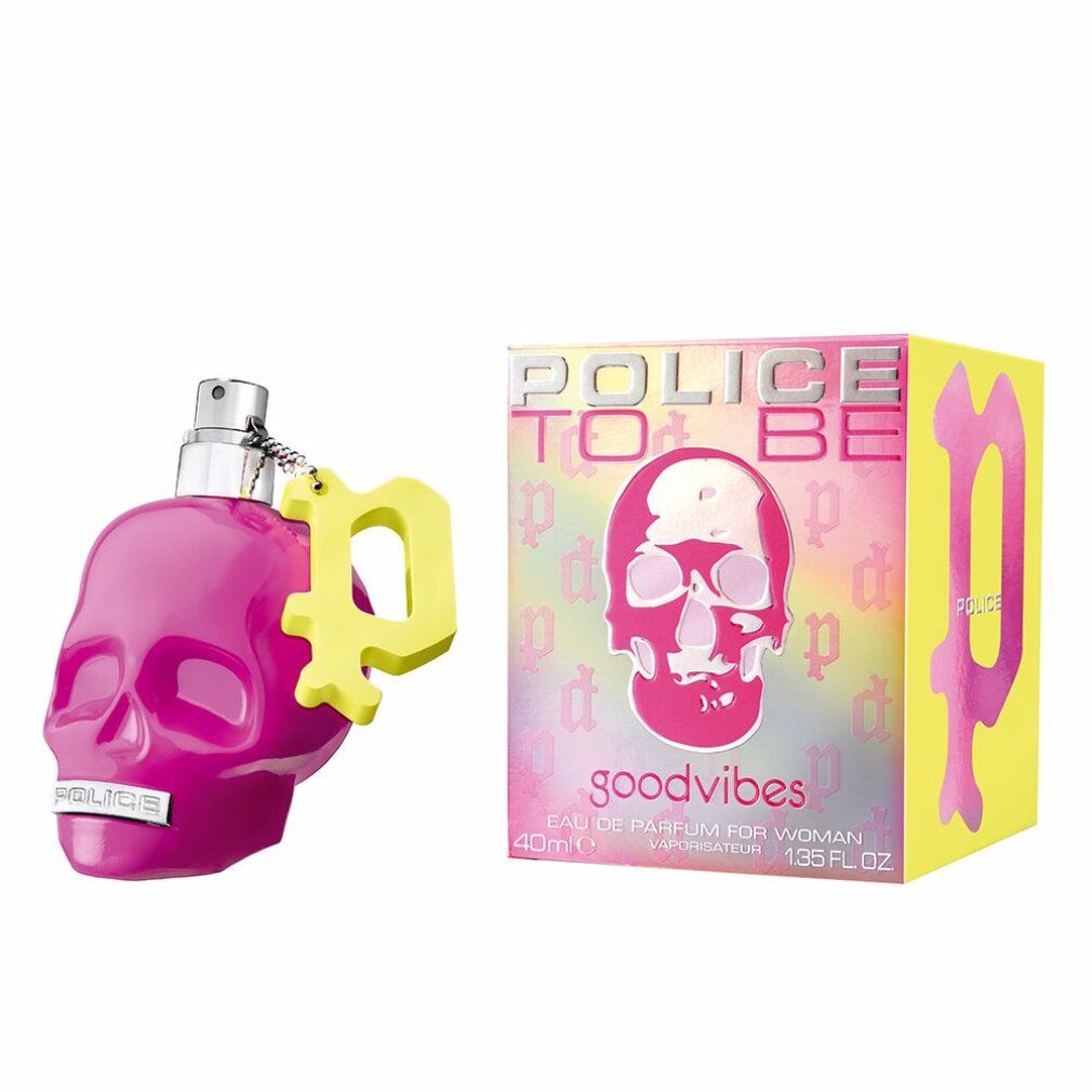 Pinke Totenkopf-Parfümflasche mit gelbem Anhänger und passender Schachtel.