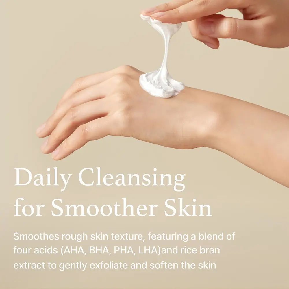 Hand mit weißer Creme. Text: "Daily Cleansing for Smoother Skin". Beschreibung der Inhaltsstoffe und Wirkung auf der Haut.