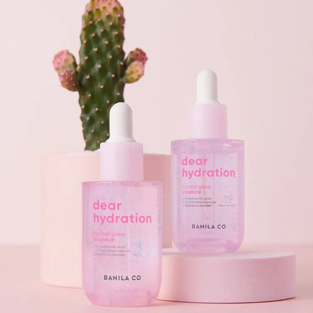 Zwei Flaschen Banila Co. Dear Hydration Crystal Glow Essence mit Pipetten.