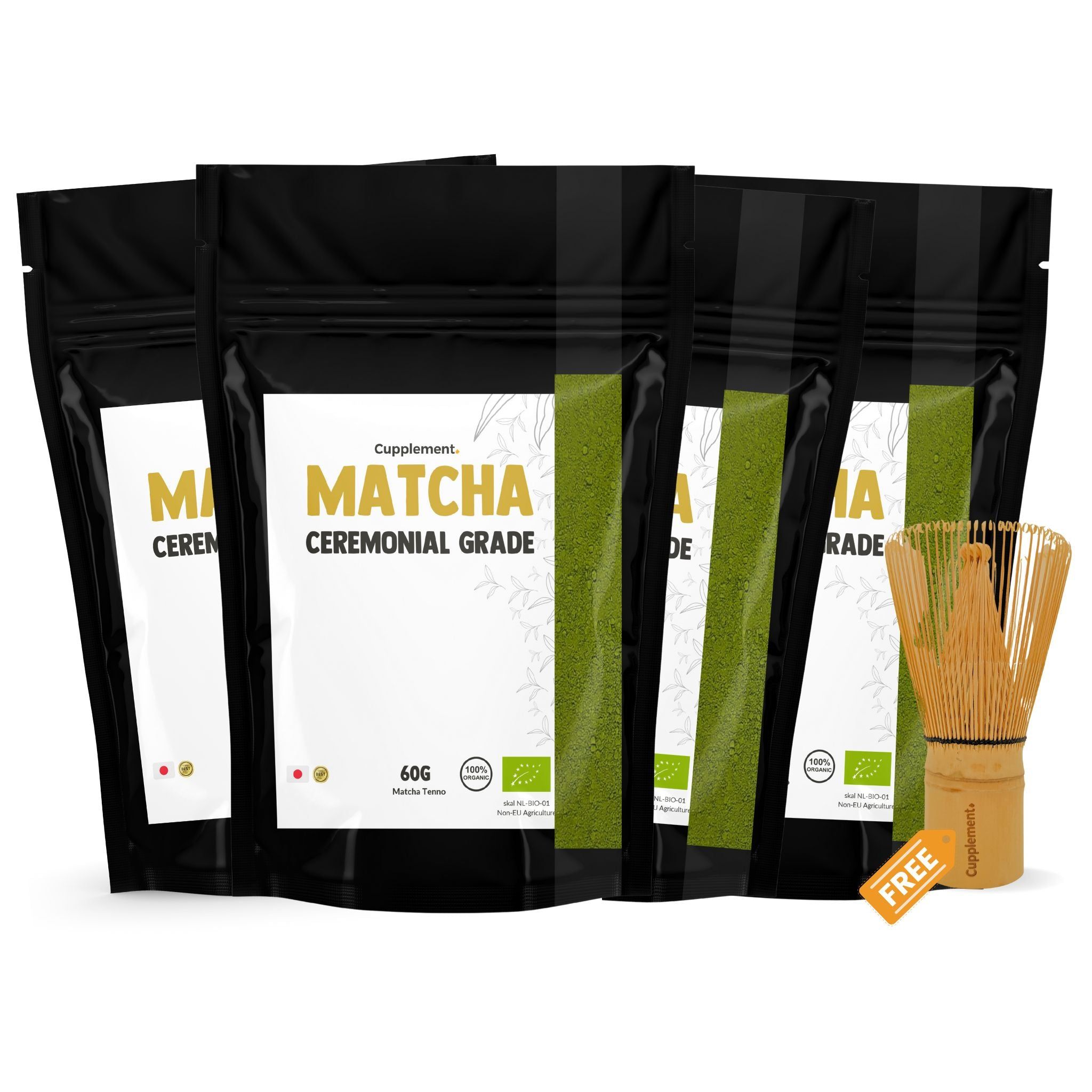 Mehrfachpack Matcha-Pulverbeutel, Bambusbesen und Aufkleber. Schwarze Beutel mit weißem Etikett, Text: Matcha, 60g.