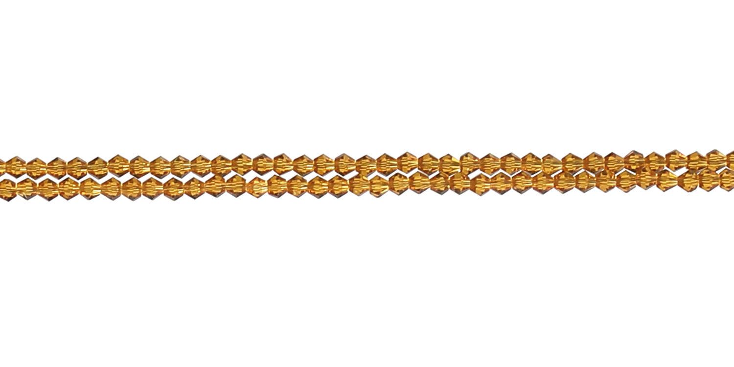Nahaufnahme einer bernsteinfarbenen Brillenkette. Mehrere Reihen kleiner, facettierter Perlen.