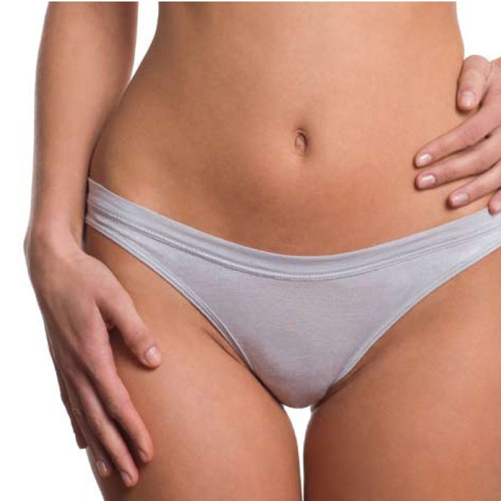 Graue Unterhose aus Stoff mit Silberfaden. Nahaufnahme einer Frau.