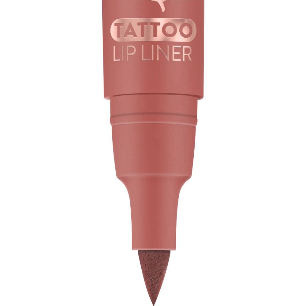 Nahaufnahme eines rosa Lippenkonturenstifts. Aufschrift: Tattoo Lipliner. Spitze in dunklem Braun.