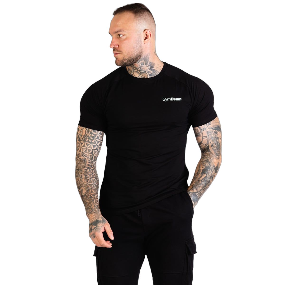 Ein Mann in einem schwarzen Slim Fit T-Shirt und Cargohosen, von der Seite betrachtet.