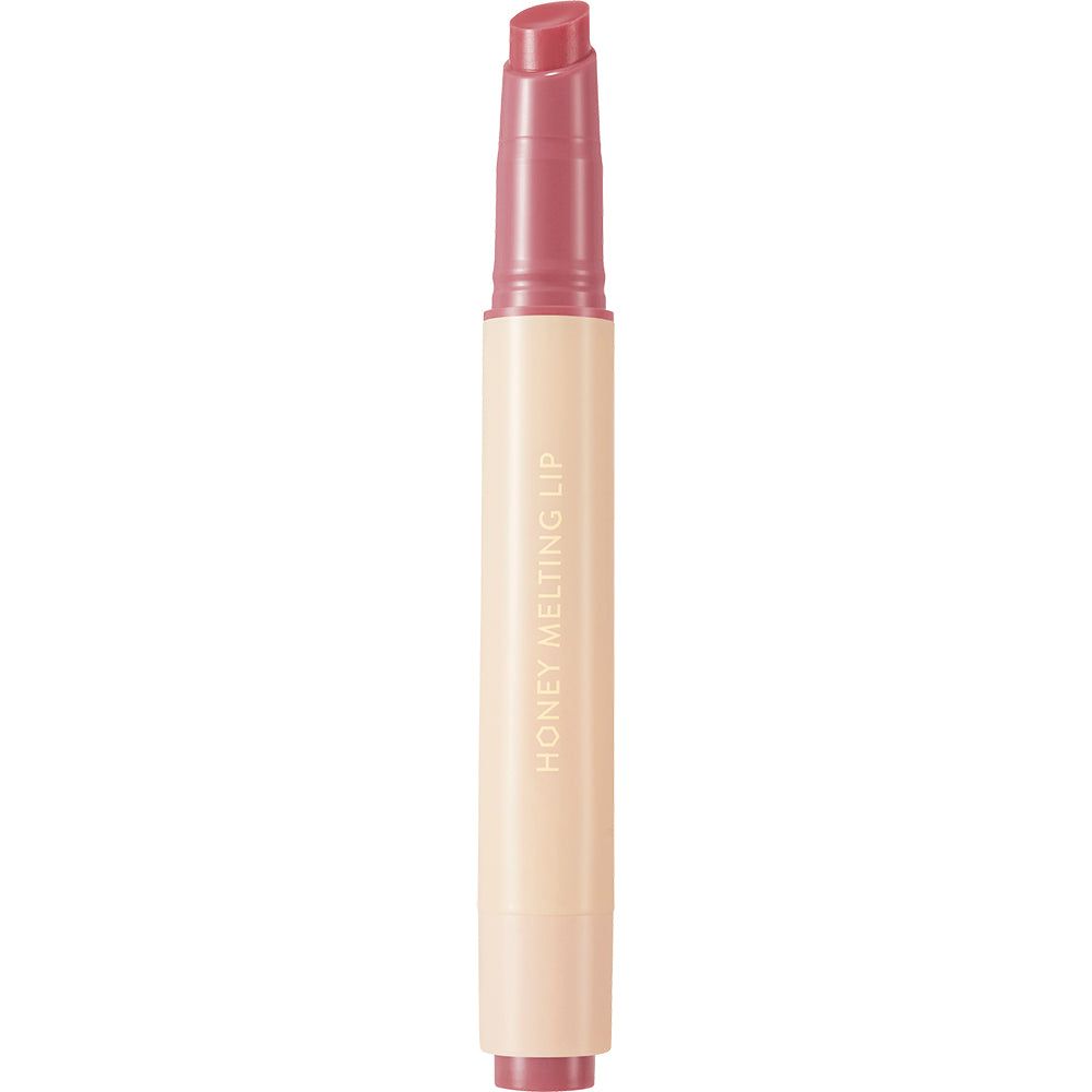 Ein einzelner Lippenstift in einem beigefarbenen Gehäuse. Auf dem Gehäuse steht 'HONEY MELTING LIP'.