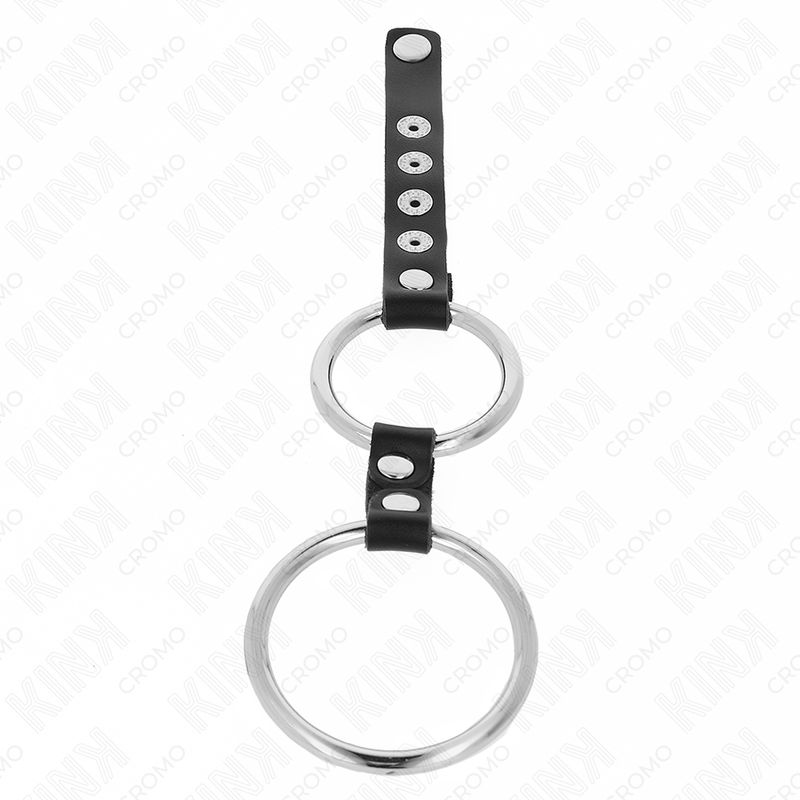Doppelter Penisring aus Metall mit schwarzem Lederband. Zwei Metallringe verbunden.