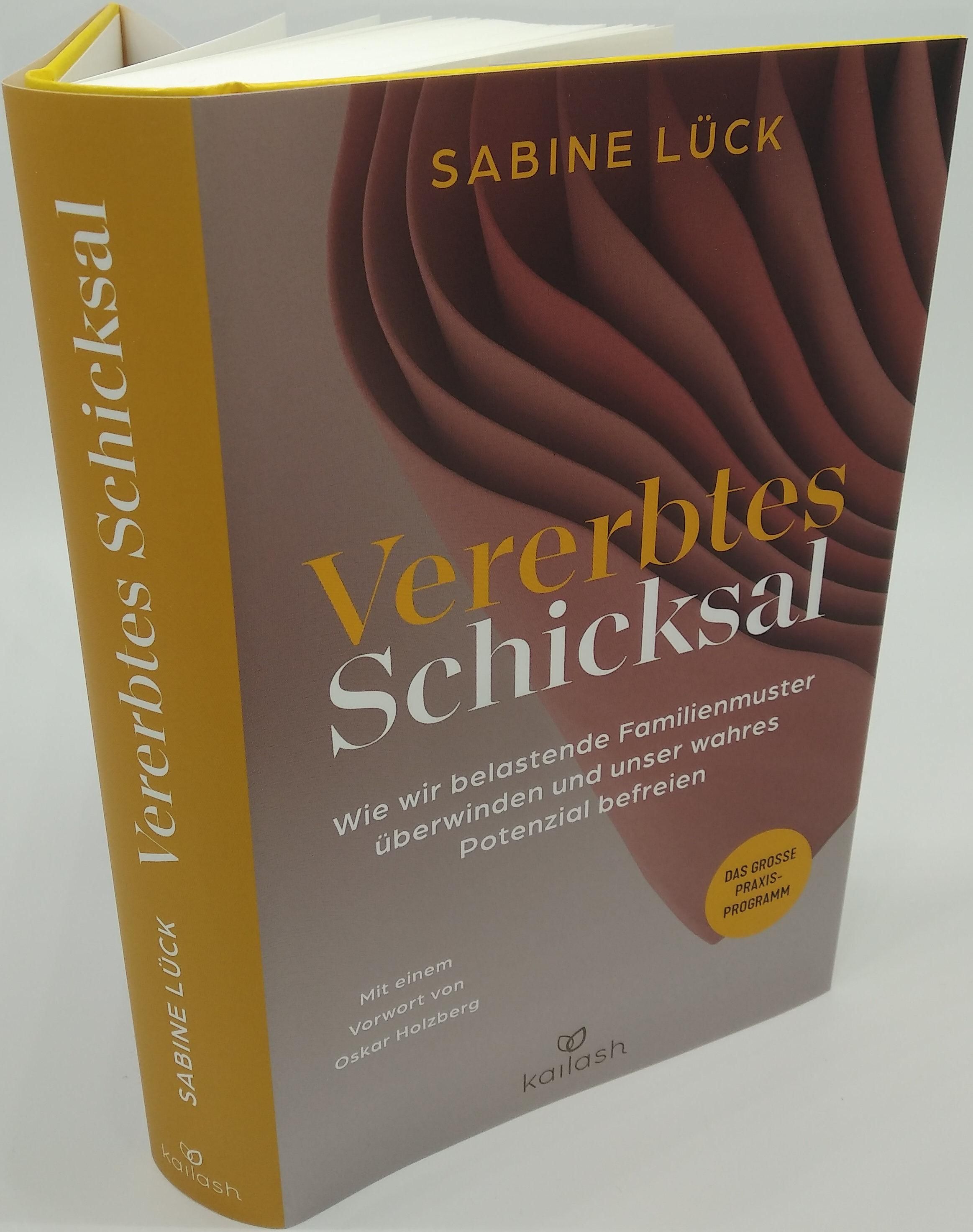 Buch Vererbtes Schicksal, von Sabine Lück. Cover mit Titel, Autorin und Verlag Kailash. Buch steht leicht schräg.