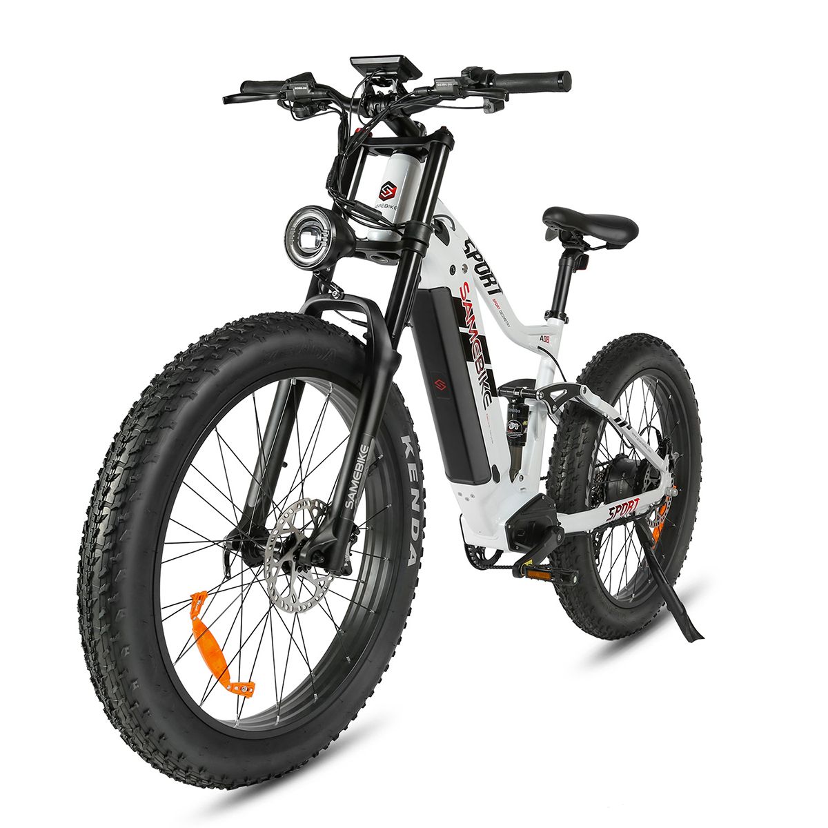 Weißes E-Mountainbike, schwarze Reifen. Marke SAMEBIKE, Modell RS-A08-II. Scheinwerfer, schwarze Gabel.