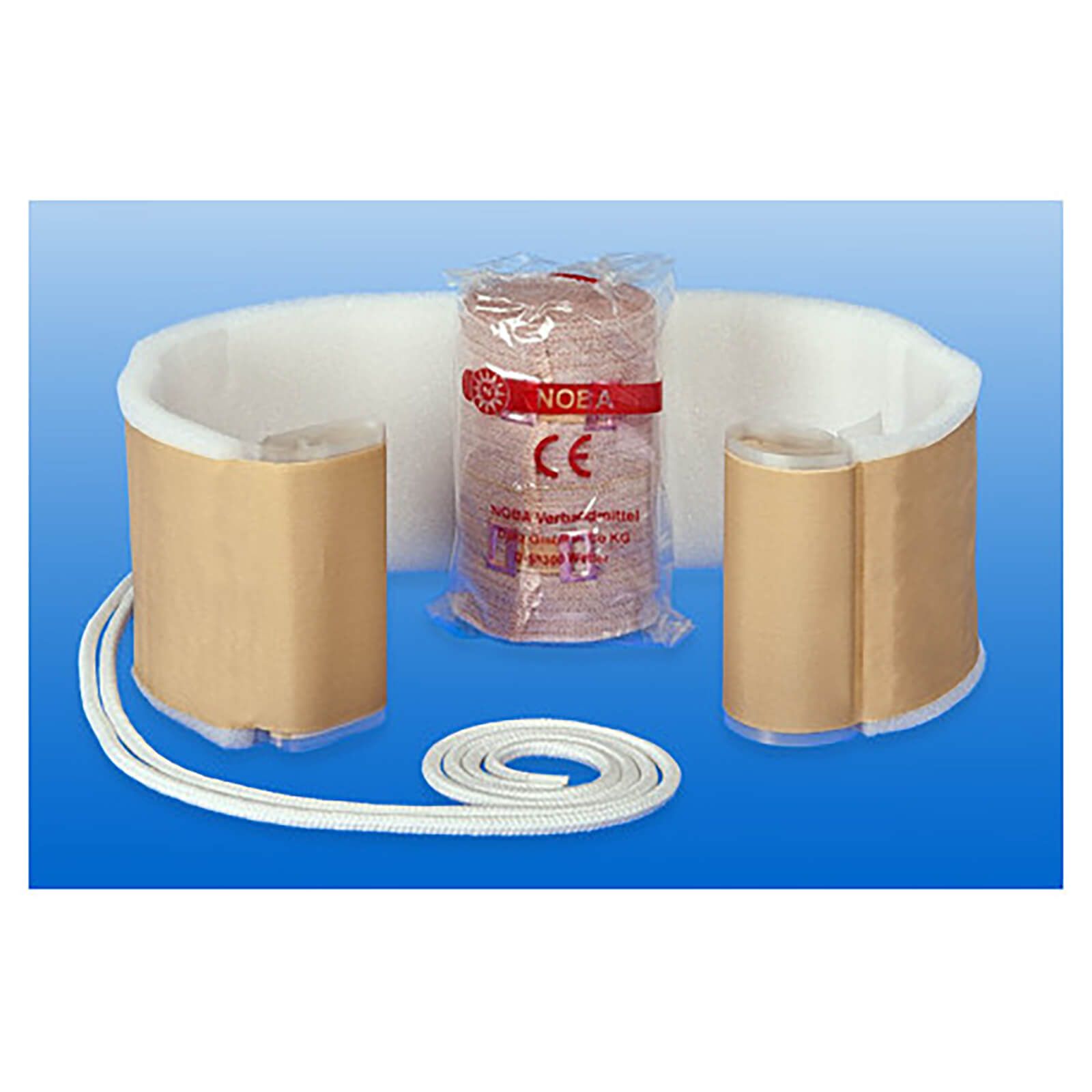 Zwei braune Extensionsverbände mit weißem Innenfutter und einem Rollverband in Folie. Weiße Schnüre.