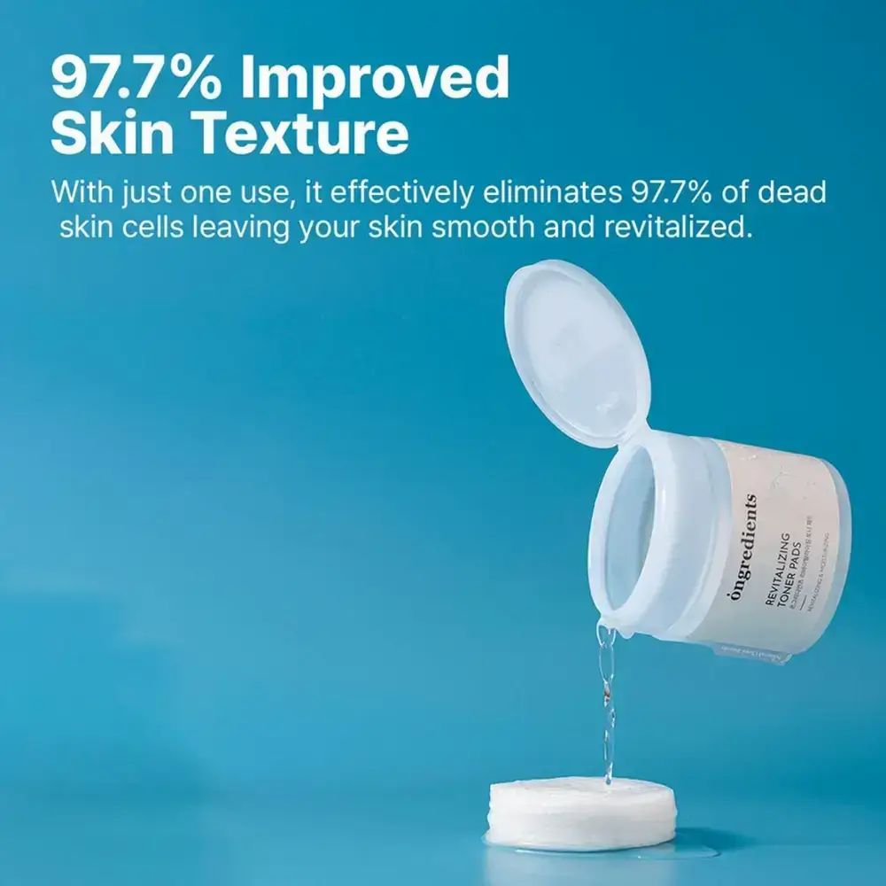 Geöffnete Dose mit Pads, Flüssigkeit fließt heraus. Text: 97,7% verbesserte Hautstruktur. Blauer Hintergrund.