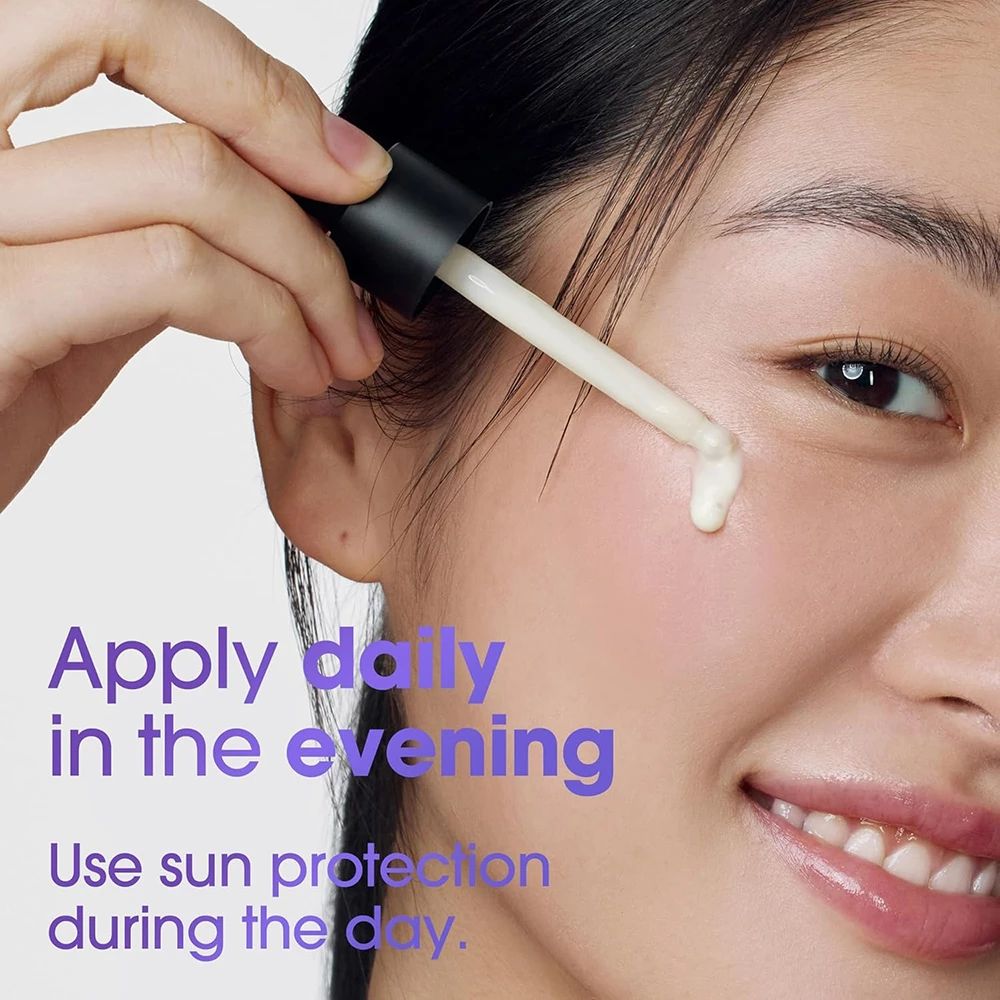 Frau trägt Serum mit einer Pipette auf. Text: Täglich abends auftragen. Tagsüber Sonnenschutz verwenden.