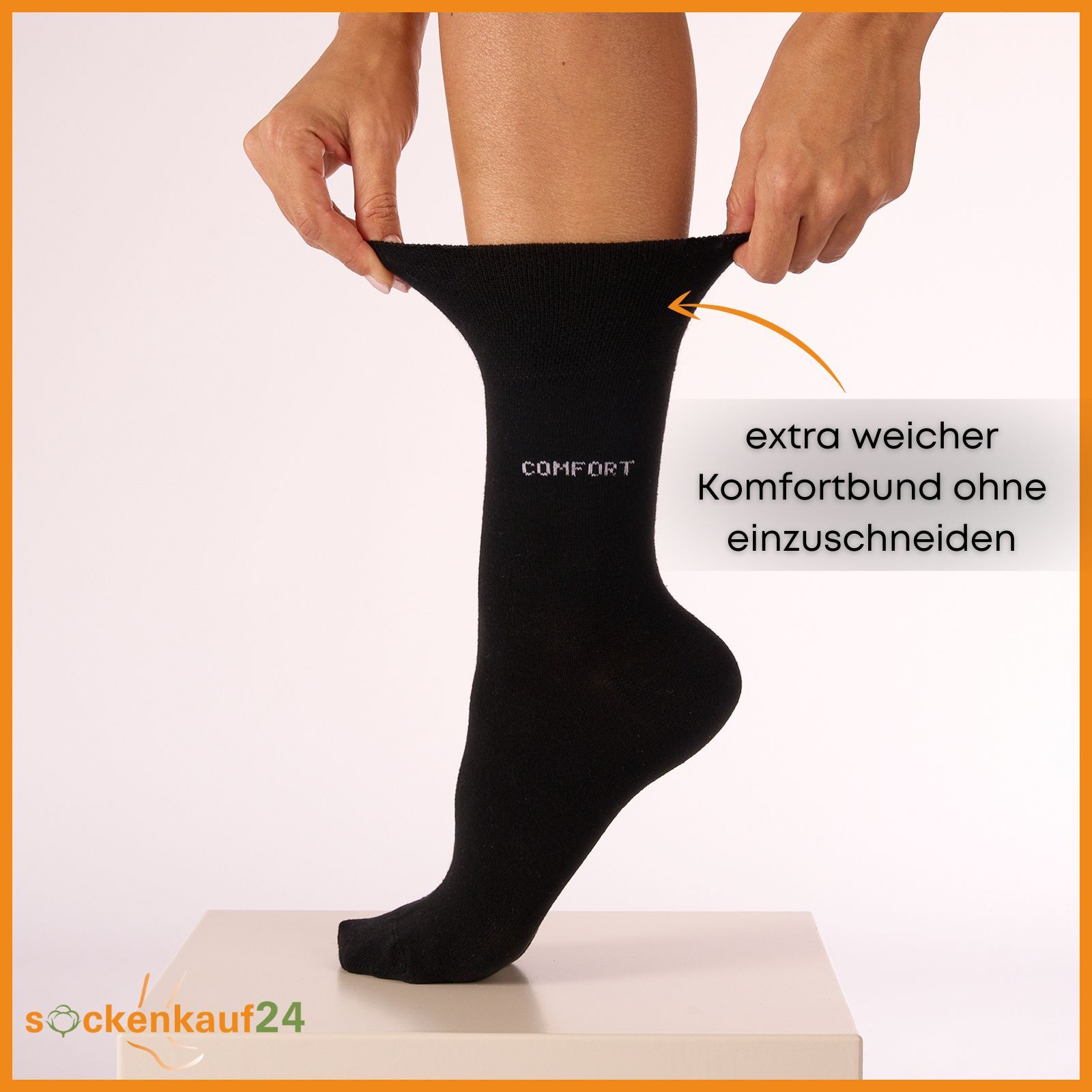 Schwarze Socke wird gedehnt. Aufschrift "COMFORT". Text: "extra weicher Komfortbund ohne einzuschneiden". Logo "sockenkauf24".
