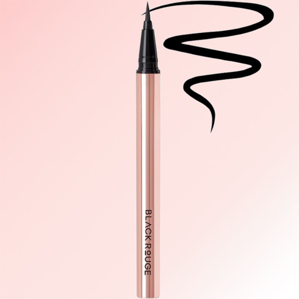 Schwarzer Eyeliner-Stift mit roségoldfarbenem Gehäuse. Schwarzer Strich neben dem Stift. Der Stift ist geöffnet.