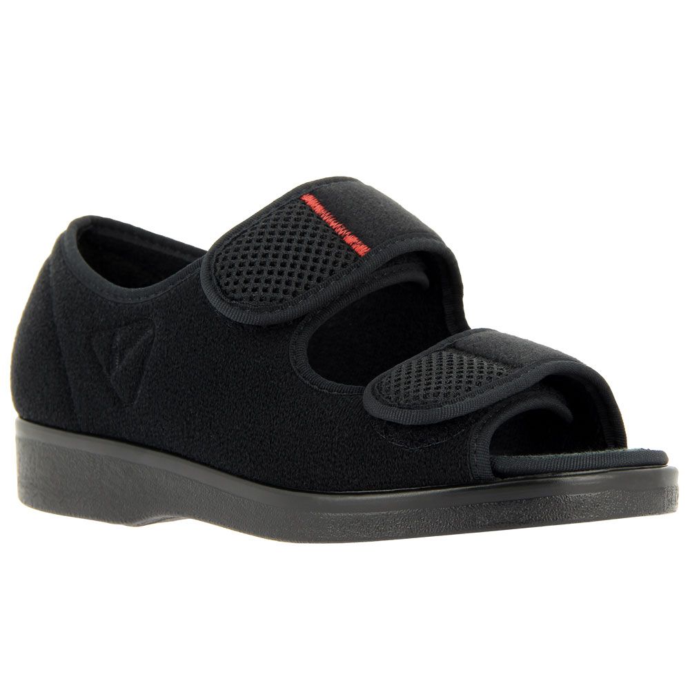 Schwarzer Verbandschuh. Offene Zehenpartie, Klettverschlüsse. Roter Akzent auf dem oberen Riemen. Flache Sohle.